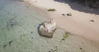 Güneşli bir günde tropikal plajın havadan görünüşü
