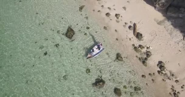 Luchtfoto als vissersboot het strand op zonnige dag — Stockvideo