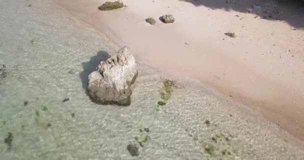 Widok z lotu ptaka tropikalnej plaży w słoneczny dzień — Wideo stockowe