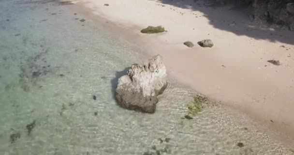 Luftaufnahme des tropischen Strandes bei sonnigem Tag — Stockvideo