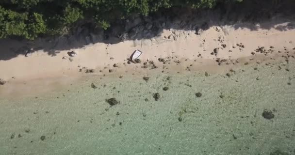 Luchtfoto als vissersboot het strand op zonnige dag — Stockvideo