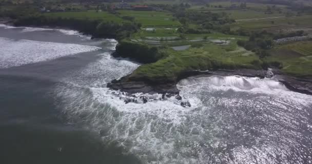 Luchtfoto van rijstvelden en Kedungu strand — Stockvideo
