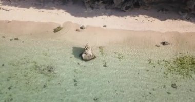 Güneşli bir günde tropikal plajın havadan görünüşü