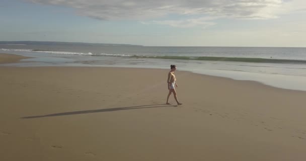 Kumsalda yürüyen bir kadının hava manzarası. — Stok video