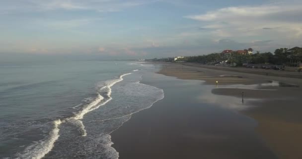 Luchtfoto van het strand van Kuta — Stockvideo