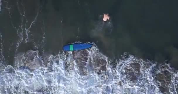 Okyanustaki sörfçünün havadan görünüşü — Stok video