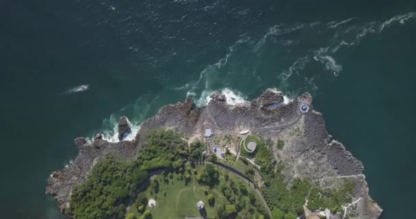 Zicht vanuit de lucht op rotskust — Stockvideo