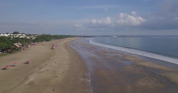 Luchtfoto van het strand van Kuta — Stockvideo