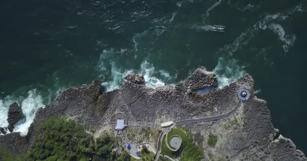 바위투성이 해안의 공중 풍경 — 비디오