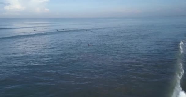 Вид с воздуха на серферов на пляже Кута — стоковое видео