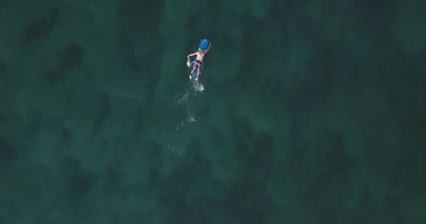 Vue aérienne du surfeur dans l'océan 