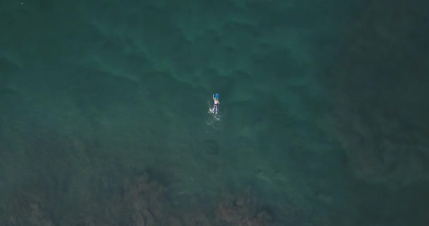 Vue aérienne du surfeur dans l'océan 
