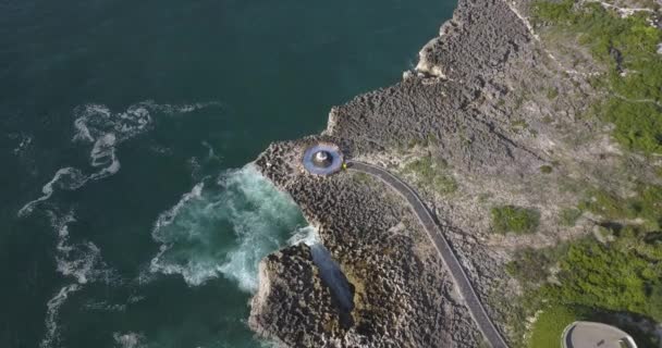 岩石海岸的鸟瞰图 — 图库视频影像
