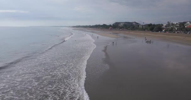 Luchtfoto van het strand van Kuta — Stockvideo