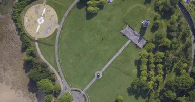 Okyanus kıyısındaki yol ve binaların havadan görünüşü