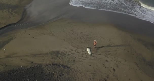 Vue aérienne du surfeur à la plage 
