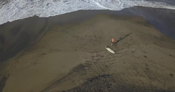Vue aérienne du surfeur à la plage 