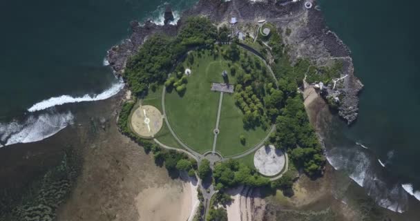 Вид с воздуха на тропу и здания у береговой линии океана — стоковое видео