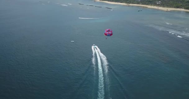 Letecký pohled na osoby parasailing a motorový člun — Stock video