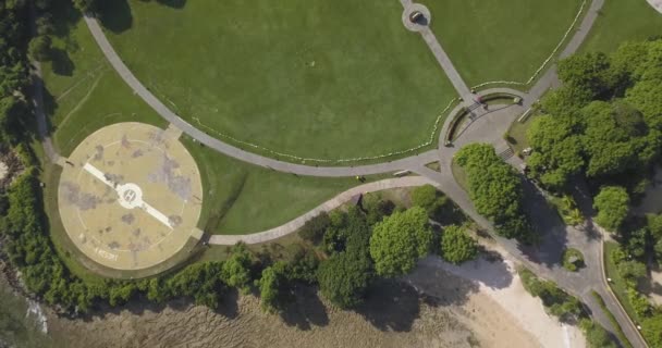 Vue aérienne du sentier et des bâtiments sur le littoral océanique 
