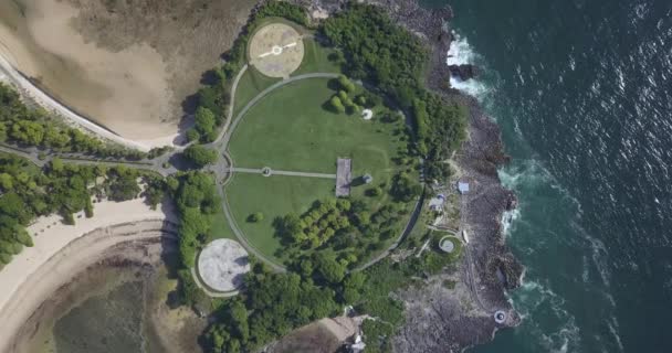 Vista aérea de senderos y edificios en la costa oceánica — Vídeos de Stock