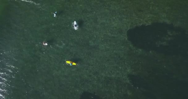 Vista aérea de los surfistas en la playa de Balangan — Vídeo de stock