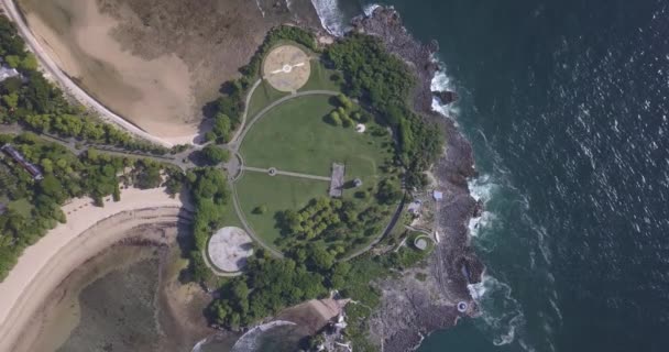 Вид с воздуха на тропу и здания у береговой линии океана — стоковое видео