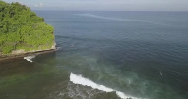 Balangan sahilindeki sörfçülerin hava görüntüsü