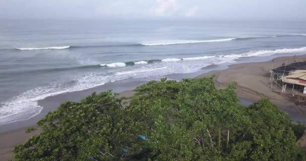 Luchtfoto van Batu Bolong strand — Stockvideo