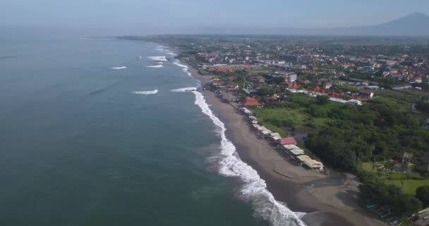 Vue aérienne de la plage de Batu Bolong — Video