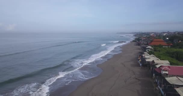 Luftaufnahme vom Strand Batu Bolong — Stockvideo