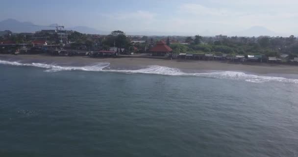 Veduta aerea della spiaggia di Batu Bolong — Video Stock