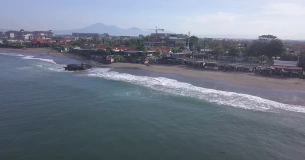 Letecký pohled na pláž Batu Bolong — Stock video