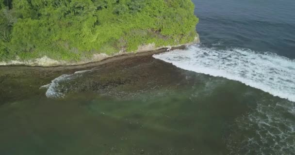 Vista aérea dos surfistas na praia de Balangan — Vídeo de Stock