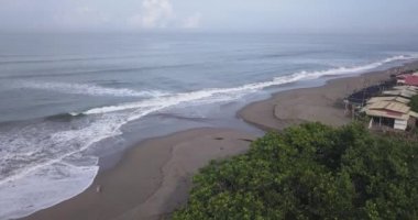 Batu Bolong plajının havadan görünüşü