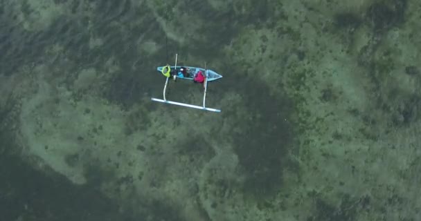 Vista aérea del pescador en el barco — Vídeo de stock