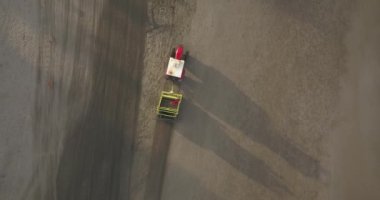 Plaj temizleyici traktör