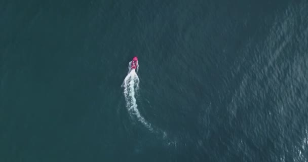 Luchtfoto van de rode boot — Stockvideo