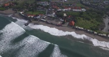 Batu Bolong plajının havadan görünüşü