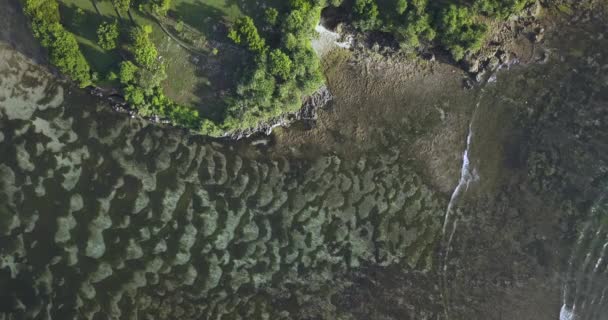 Вид з повітря на скелясту берегову лінію — стокове відео