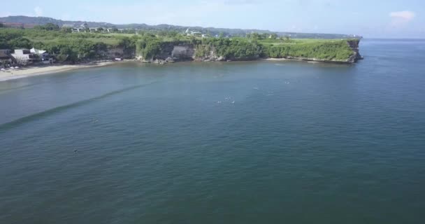 Vista aérea de los surfistas en la playa de Balangan — Vídeos de Stock