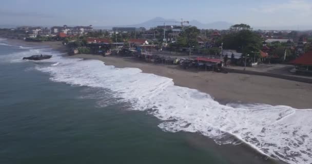Aerial view of Batu Bolong beach — Stock Video