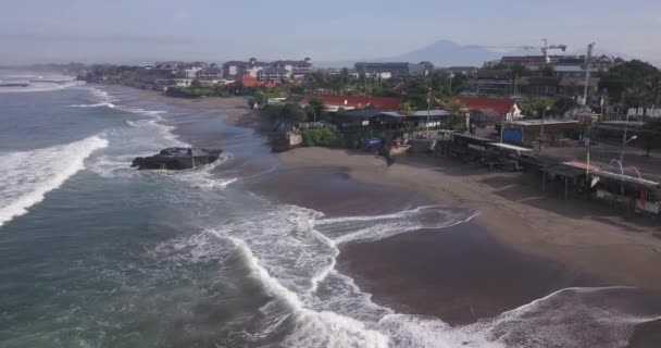 Flygfoto över Batu Bolong stranden — Stockvideo