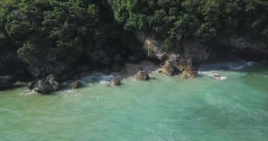 Kayalık kıyı şeridinin havadan görüntüsü