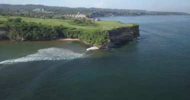 Sığınaklı ve yeşil kıyılı golf sahasının havadan görünüşü