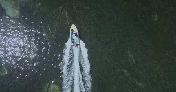 Luftaufnahme von Motorboot und Bananenboot — Stockvideo
