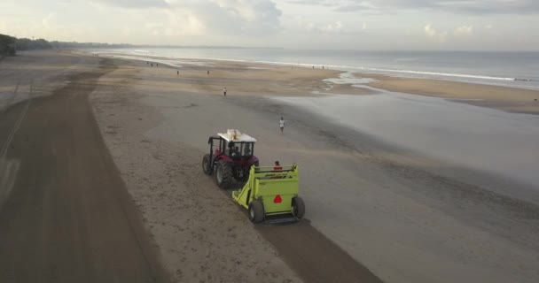 Beach cleaning tractor — Stock Video