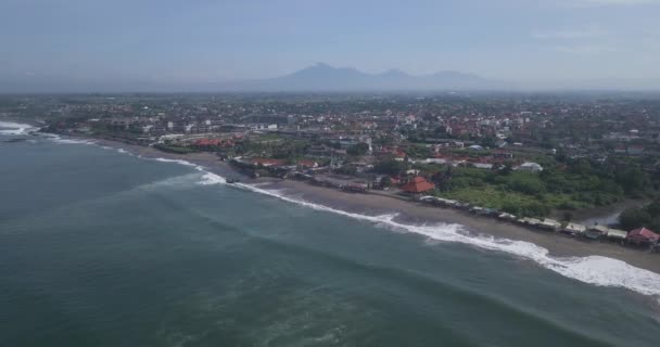 Widok z lotu ptaka plaży Batu Bolong — Wideo stockowe