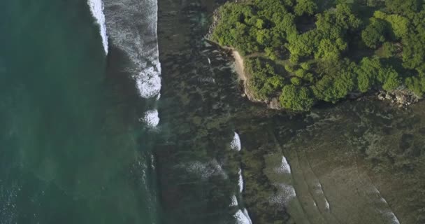 Vista aerea della costa rocciosa — Video Stock