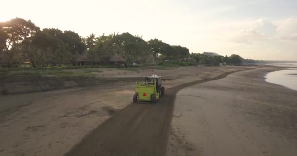 Plaj temizleyici traktör — Stok video